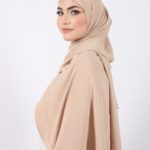 Modest modele hijab beige