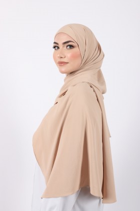 Modest modele hijab beige