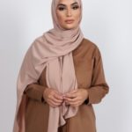 Modest modèle hijab marron